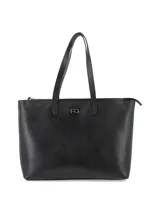 Cartera tipo tote de color negro con textura granulada, cierre superior y logo metálico frontal.