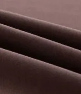 Buzo de pijama con capucha ajustable y cordones, confeccionado en tejido de modal con acabado suave. Presenta mangas largas, puños y ruedo acanalados, ofreciendo un calce holgado y confortable.