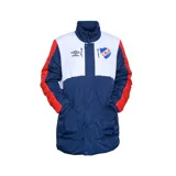 Parka de abrigo Umbro del Club Nacional de Football, modelo Heritage, de diseño tricolor en azul marino, blanco y rojo. Cuenta con cuello alto, cierre frontal con solapa, bolsillos frontales y logo de la marca junto al escudo del club bordados en el pecho.