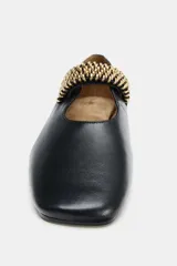 Bailarina plana de piel negra, con punta cuadrada y tira elástica en el empeine adornada con un detalle metálico trenzado dorado.