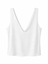 Musculosa negra ajustada de tejido acanalado, con escote en V pronunciado y tirantes anchos.