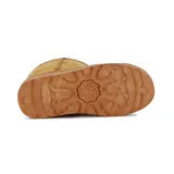Botas tipo pantubota color camel, de caña media, confeccionadas en gamuza con interior afelpado y suela de goma.