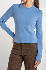 Remera celeste de algodón peinado, de corte ajustado y manga larga.