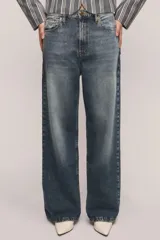 Jeans Irony de calce loose y tiro largo, color azul mid blue con lavado artesanal y matizados claros. Confeccionado en tejido 100% algodón.