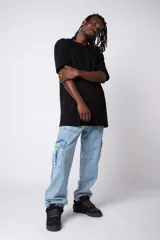 Pantalón cargo de jean con efecto lavado ácido en tono gris. Presenta bolsillos laterales tipo cargo, bolsillos frontales amplios y corte holgado.