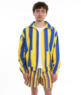 Campera ligera con cierre frontal y bolsillos. Confeccionada en tela de microfibra con diseño a rayas en sublimación.