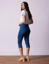 Jegging capri de algodón color azul denim, marca Erika. Tiene pretina elastizada, bolsillos delanteros simulados y bolsillos traseros aplicados.