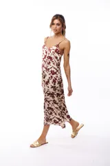 Vestido midi color crema con estampado floral en tonos borgoña, de breteles finos y escote en V.