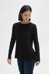 Remera de manga larga con cuello a la base, confeccionada en tejido de punto canalé con diseño holgado.