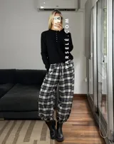Pantalón estilo balloon de tela escocesa, con cintura elástica y cordón ajustable. Presenta un diseño holgado con puños elásticos en los tobillos.