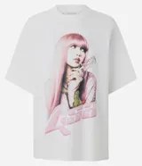 Remera de algodón con corte boxy, cuello redondo y mangas cortas. Presenta una estampa frontal de la cantante Lisa con tonos rosados.