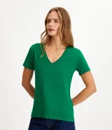 Remera básica celeste de media malla, con escote en V y mangas cortas.