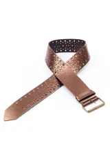 Cinto ancho color cobre con hebilla metálica color bronce y perforaciones.