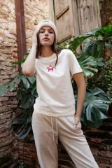 Remera blanca de algodón con estampado pequeño de una estrella roja en el pecho.