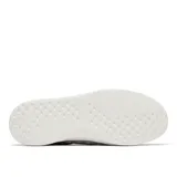 Zapatilla tipo slip-on Columbia, confeccionada en una combinación de lona y ante color gris. Presenta suela blanca de tecnología Omni-GRIP LT, diseño náutico casual y etiqueta lateral de la marca.