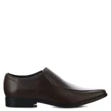 Zapato de vestir tipo mocasín o slip-on, color negro, con capellada de cuero liso y puntera cuadrada. Presenta un corte elástico lateral para facilitar el calce y un pequeño logo grabado en el lateral del talón.