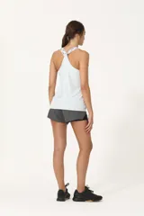 Musculosa deportiva dry color verde agua, con espalda de elásticos cruzados.