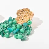 Aros colgantes dorados con apliques de mostacillas de colores.