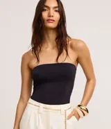 Top strapless (sin breteles) de color celeste claro, ajustado al cuerpo.