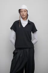 Pantalón sastrero negro de satén, con cintura elástica, tiro bajo, pinzas delanteras, bolsillos laterales y bolsillo ojal trasero.