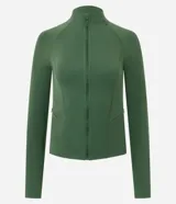 Campera deportiva Get Over entallada, confeccionada en microfibra verde militar, de manga larga, con cuello alto, cierre frontal completo y un práctico bolsillo trasero.