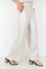 Pantalón de lino color beige con brillo, de corte palazzo y tiro alto.