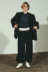 Blazer de corte sastre con estampado de raya diplomática, cuello con solapa de muesca, hombreras, cierre frontal de un botón y bolsillos delanteros con solapa.