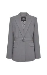 Blazer gris de sastrería con diseño entallado, cuello con solapas clásicas, hombros estructurados y mangas largas. Presenta bolsillos delanteros con solapa y un cinturón a juego con hebilla metálica para ajustar la cintura.