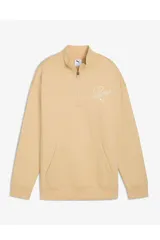 Buzo Puma Ess Script Half Zip Crew color tostado, con cuello alto, cierre frontal parcial, bolsillo tipo canguro y logo bordado en el pecho.