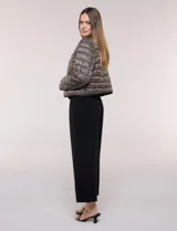 Campera puffer corta de diseño reversible y liviano, marca Michael Kors. Cuenta con acabado resistente al agua, diseño acolchado con matelaseado horizontal, cuello redondo a la base sin solapa ni capucha, cierre frontal completo con botones de presión metálicos, bolsillos laterales funcionales y ribetes a tono. Largo a la cintura y empacable en su propia bolsa de guardado.