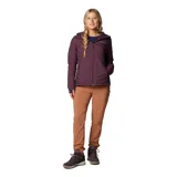 Campera técnica acolchada de mujer con capucha, color bordó. Cuenta con cierre frontal completo, bolsillos laterales con cremallera, puños con orificios para pulgares y forro interior térmico reflectante.
