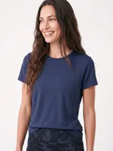 Remera deportiva negra de manga corta, con costuras laterales visibles y calce ajustado.
