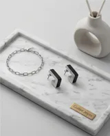 Caravanas de acero italiano con diseño rectangular y lámina de acrílico negra.