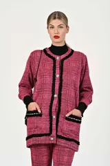 Conjunto de dos piezas compuesto por un saco tipo blazer de corte recto con cierre frontal de botones y ribetes negros en contraste, y un pantalón de vestir de corte recto a juego. Ambas prendas presentan un diseño de tejido texturizado en tonos rosa.