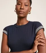 Blusa azul marino sin mangas de viscosa acanalada con cuello redondo y detalle de ribete a rayas en los hombros.