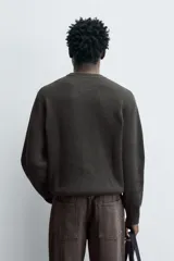 Jersey de punto con corte regular fit, cuello redondo y manga larga. Presenta un diseño de textura acanalada con acabados en rib en puños y bajo.