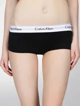 Boyshorts de ropa interior color negro con cintura elástica blanca que lleva el logo de Calvin Klein expuesto repetidamente.