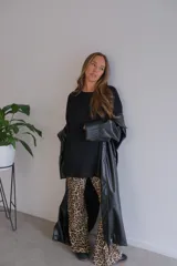 Conjunto de dos piezas compuesto por un buzo de cuello redondo y mangas largas con diseño holgado y un pantalón de corte recto y tiro alto. Ambas prendas están confeccionadas en tejido de punto acanalado.