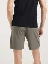 Bermuda deportiva color marrón, con corte recto, bolsillos laterales y cintura elástica.