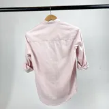 Camisa de algodón color rosa claro, con cuello mao, manga larga con puños abotonados y corte clásico.
