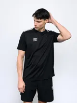 Remera deportiva Umbro de manga corta, color negro con detalles de líneas blancas en los hombros y logo de la marca estampado en el pecho.