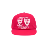 Gorra roja con visera plana y bordados frontales en color blanco con diseños de escudos y textos de la marca Eme Studios.