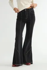 Jean de corte acampanado color negro, con costuras decorativas verticales en contraste y ruedo deshilachado.