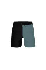 Short de baño de hombre con diseño color block, mitad negro y mitad verde azulado.
