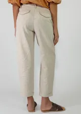 Pantalon de lino color mostaza con bolsillos laterales, tiro medio y corte recto.