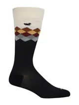 Calcetines de caña media con diseño de rombos en la parte superior y logo de pato bordado.