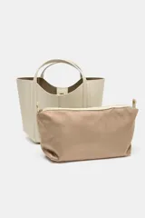 Bolso de mano tipo mini city, color borgoña, con pespuntes en contraste. Presenta asa de mano y asa bandolera extraíble. Incluye una bolsa interior extraíble con cierre de cremallera.
