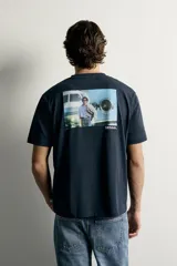 Remera regular fit de algodón color negro, con cuello redondo, manga corta y logo bordado en contraste en el delantero con firma de Ayrton Senna.