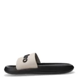 Chancletas Umbro Twise de goma, color negro con logo Umbro en blanco.