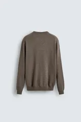 Jersey de punto de cashmere con corte regular fit, cuello redondo y manga larga. Presenta acabados en rib en puños y ruedo.